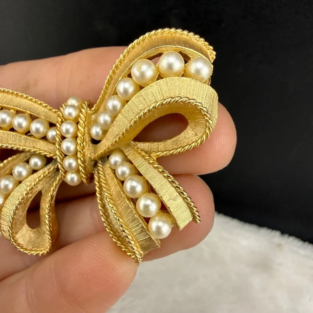 Vintage Trifari Bow Brooch Gold Tone Imitation Pearl Signed
